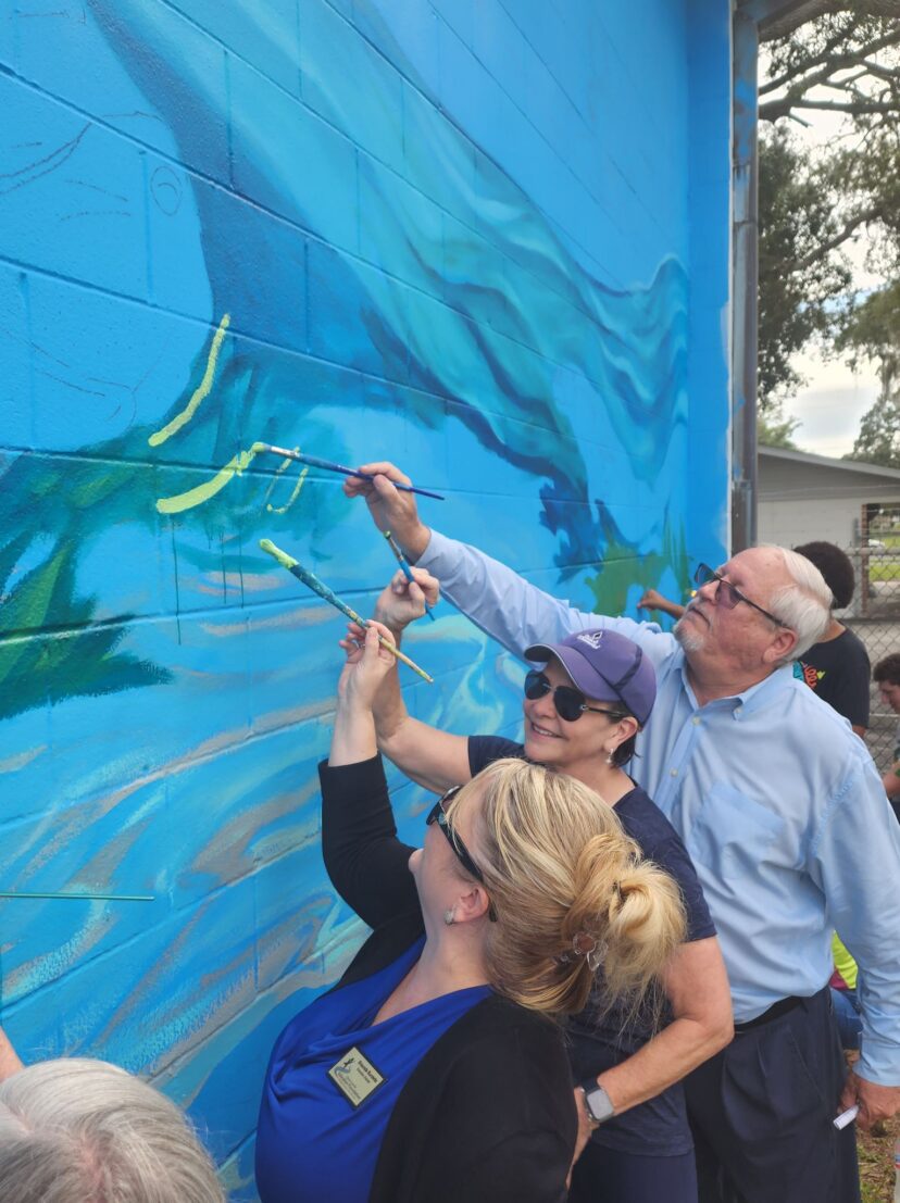 community paints wildlife mural in crystal river